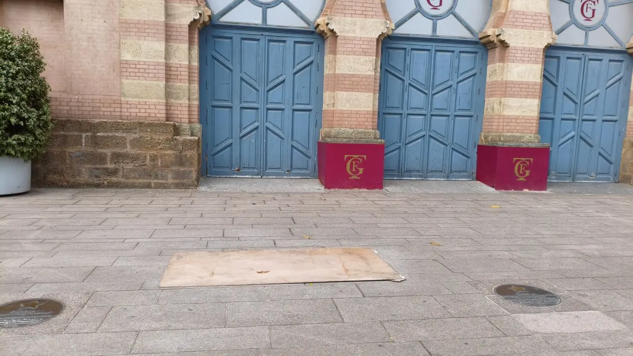 Una losa tapa el lugar destinado a la estrella dedicada a Juan Carlos Arag&oacute;n frente al Gran Teatro Falla. / Eulogio Garc&iacute;a