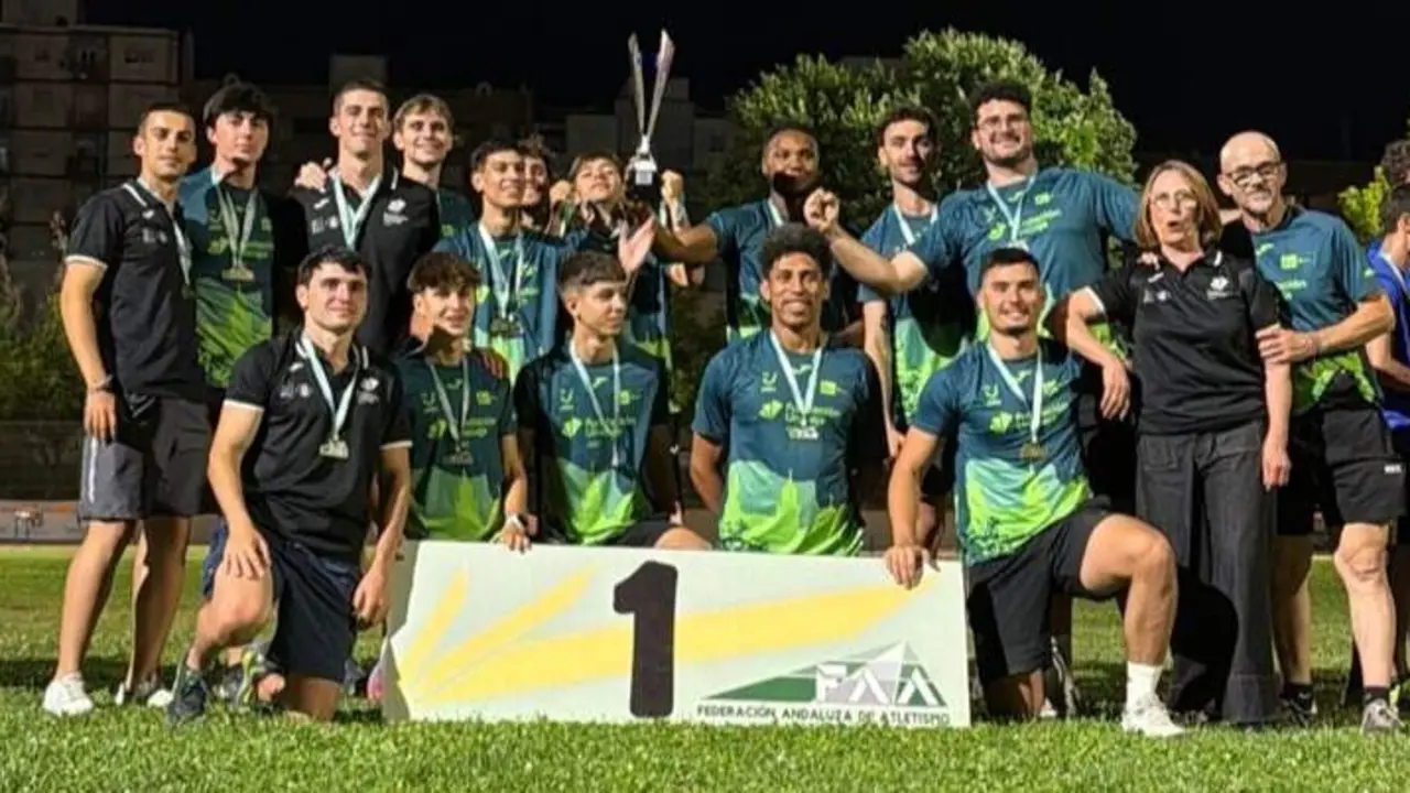 Los atletas del Unicaja masculino posan en el primer caj&oacute;n del podio. - Foto: Unicaja Atletismo