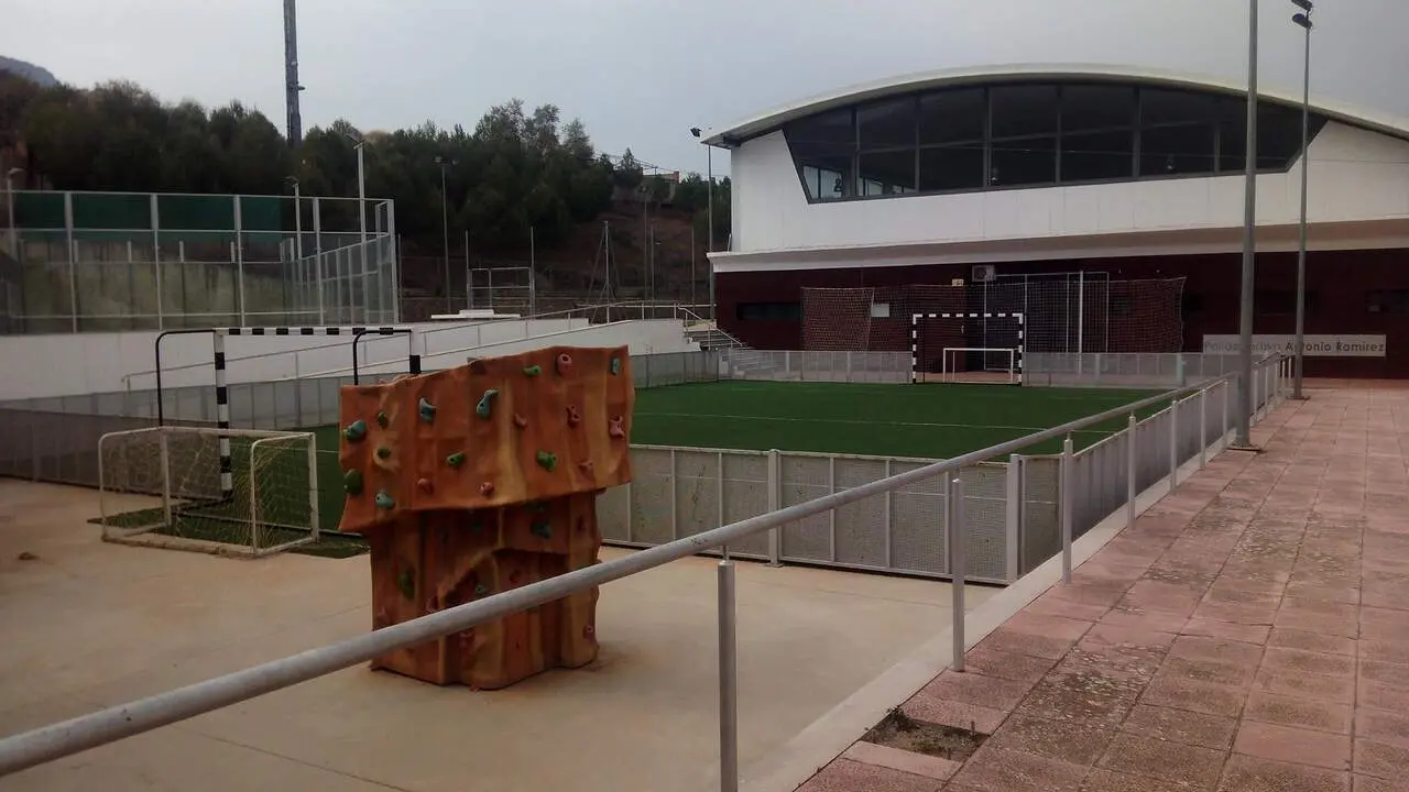 Instalaciones deportivas de Castillo de Locub&iacute;n.