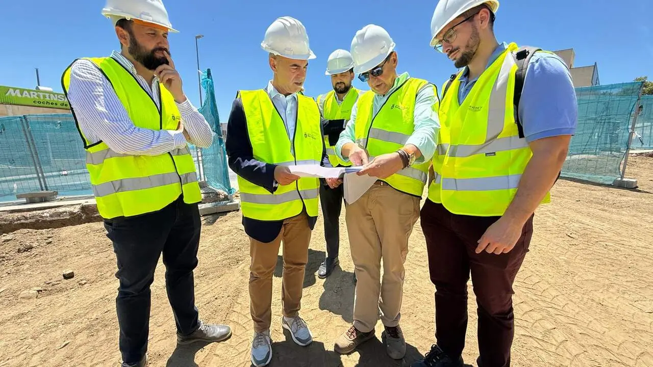 El alcalde de Benalm&aacute;dena (segundo izquierda) visita las obras de creaci&oacute;n del Punto Limpio. | Redacci&oacute;n.