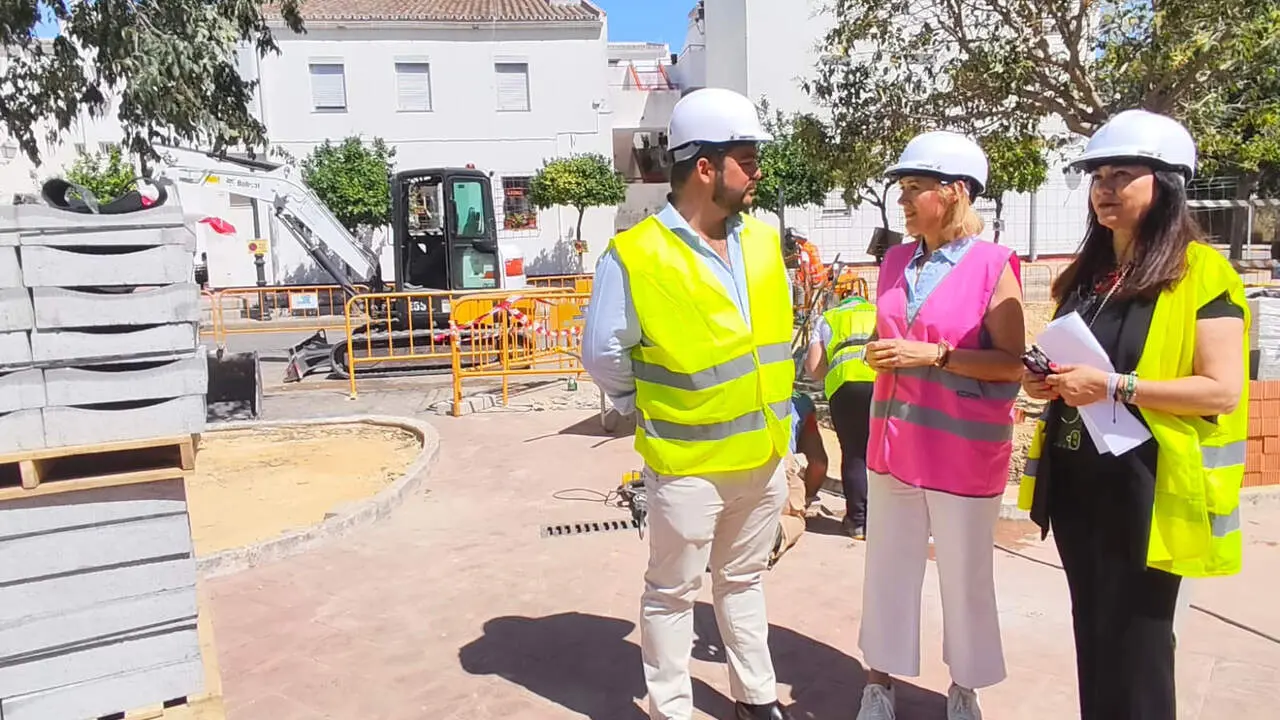 Visita a la obra PFEA del Barrio Bajo./ MAC&Iacute;AS.