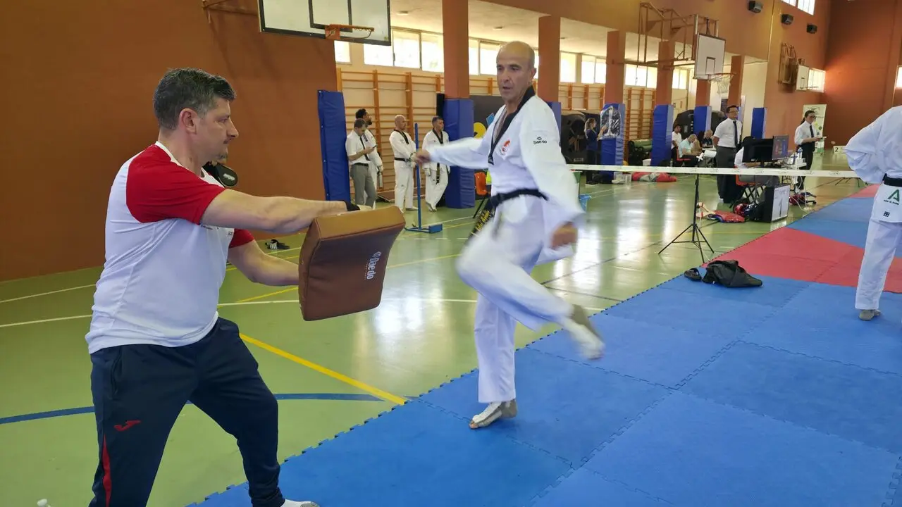El taekwondista jiennense Andr&eacute;s Valle, durante el calentamiento. - Foto: Club &Oacute;scar Dojang