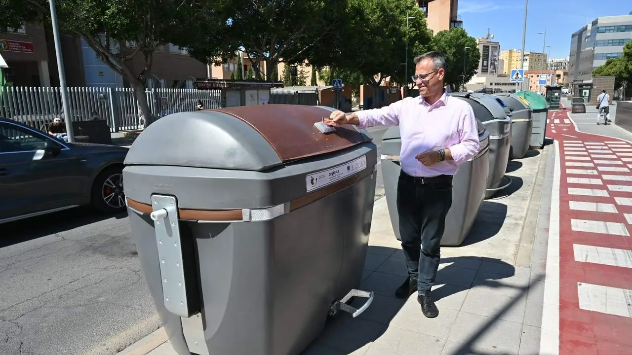El contenedor electr&oacute;nico marr&oacute;n inicia su prueba piloto en cinco barrios y busca a vecinos participantes. | Europa Press.