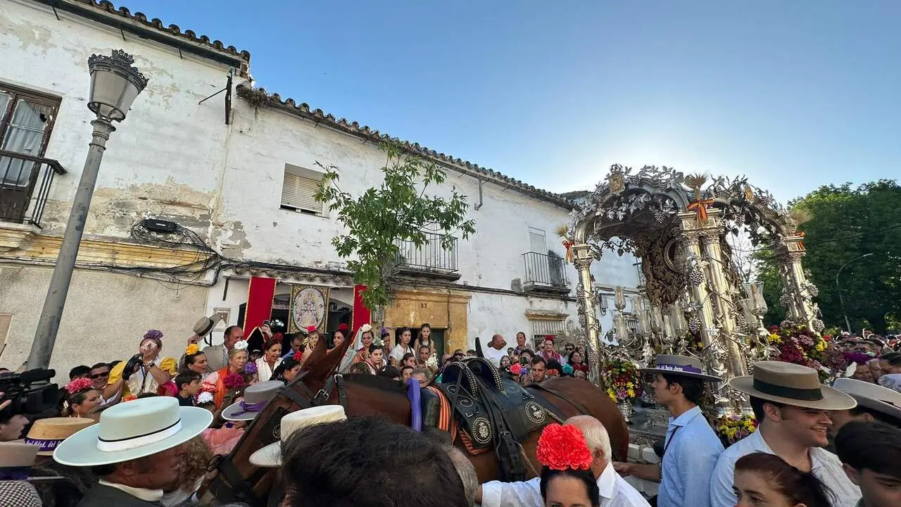 El Simpecado a su llegada al barrio de Santiago. |  P&eacute;rez Rend&oacute;n