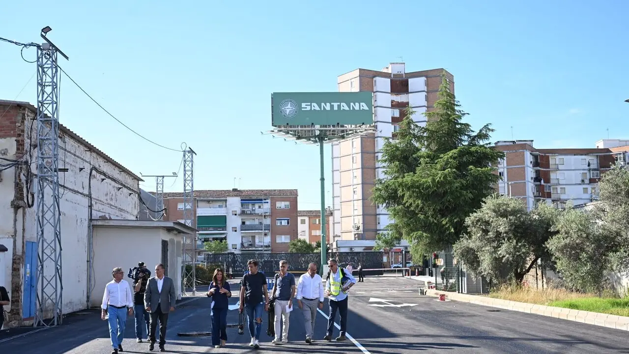 Visita a las intalaciones de Santana. - Foto: Ayuntamiento de Linares.