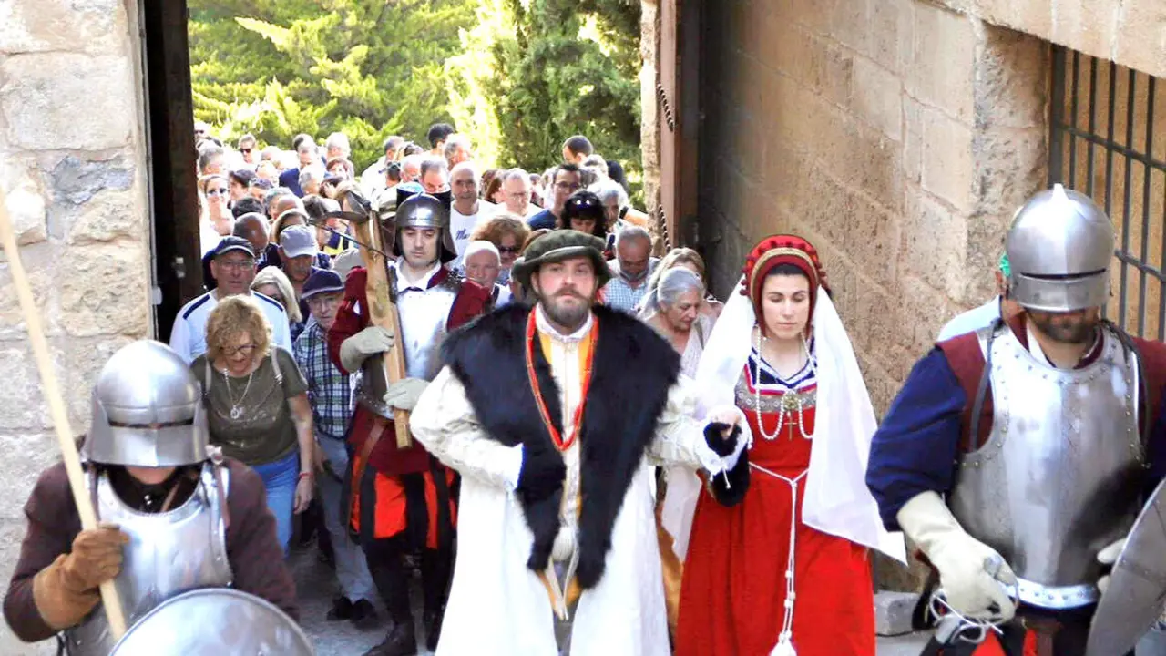 Entrada del cortejo en la Fortaleza de la Mota, en la tarde de este jueves.