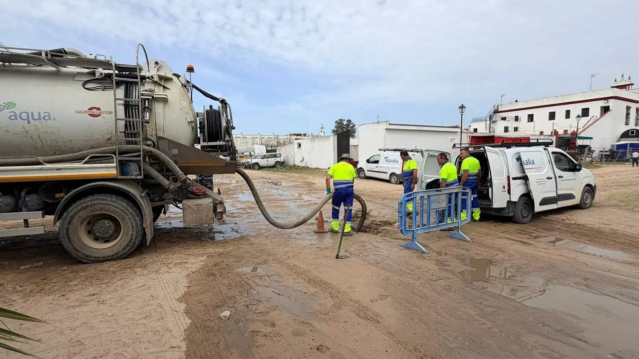 Operarios de Aqualia en El Roc&iacute;o. | Aqualia.