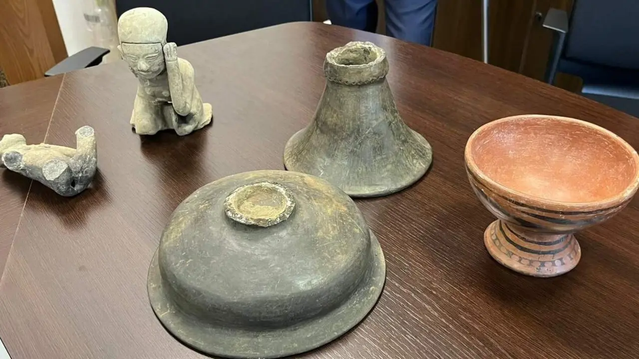 Cinco piezas precolombinas de cer&aacute;mica restituidas a Colombia por una ciudadana espa&ntilde;ola
- EMBAJADA DE COLOMBIA EN ESPA&Ntilde;A