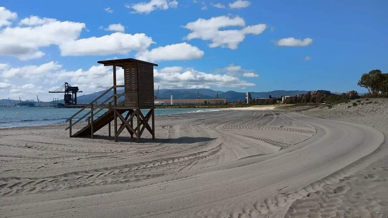 Puesta a punto de las playas de San Roque. | VIVA C.G.
