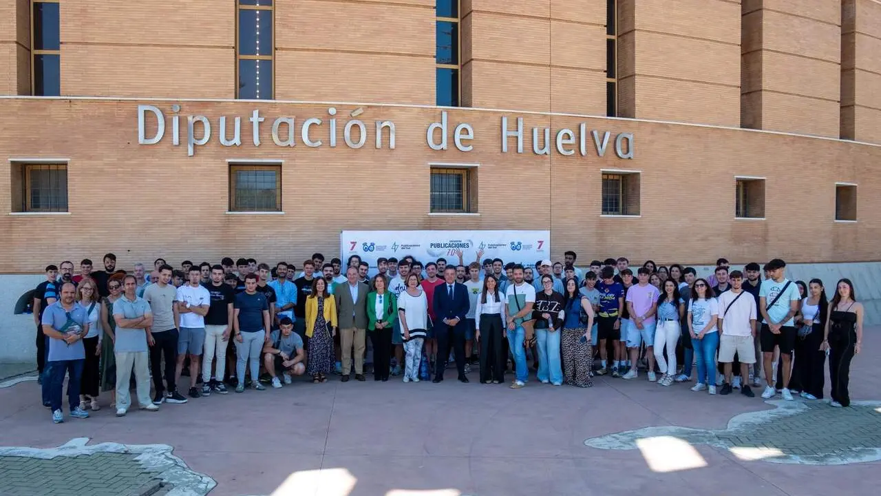 Foto de familia con los estudiantes tras la finalizaci&oacute;n del Encuentro 7.0 sobre miner&iacute;a.