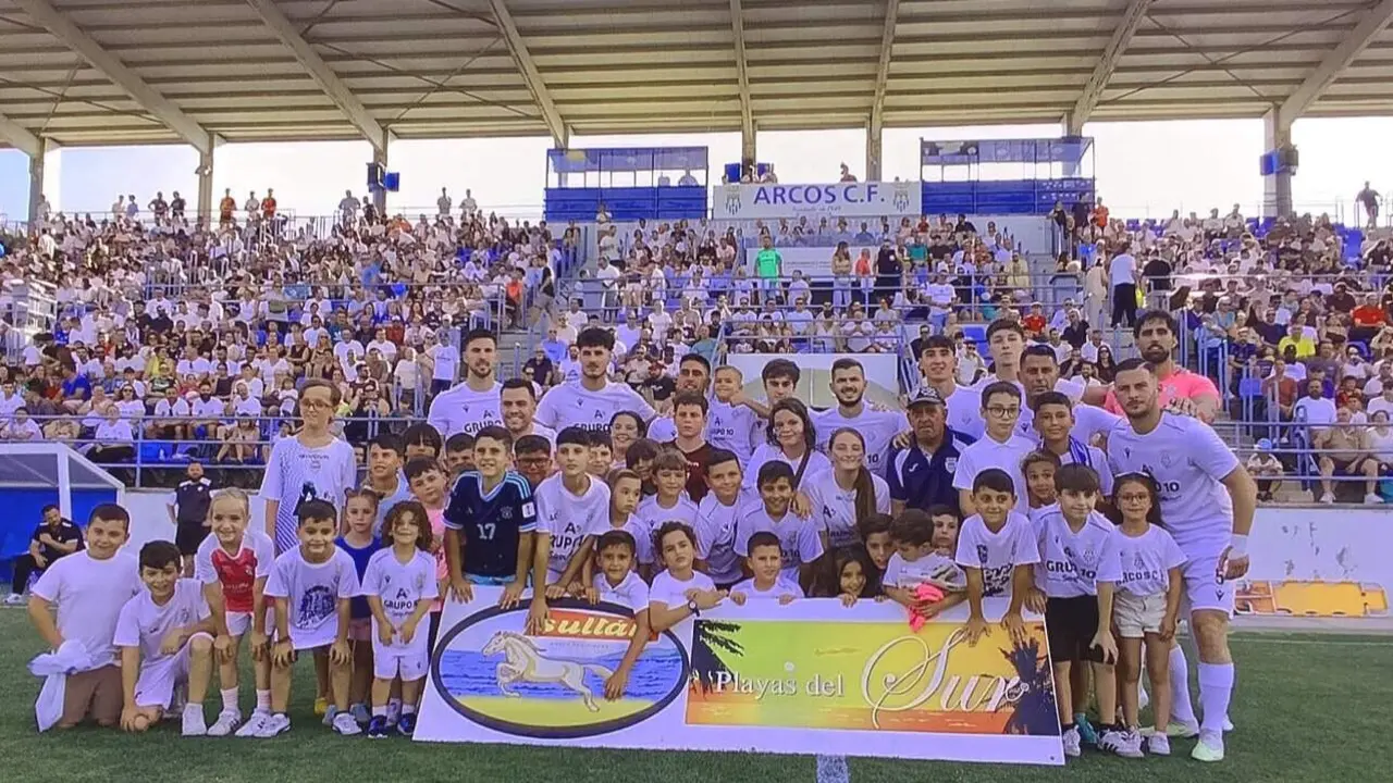 El partido se vivi&oacute; como una fiesta por todo lo alto en el estadio Antonio Gallardo./ ANTONIO BAREA.