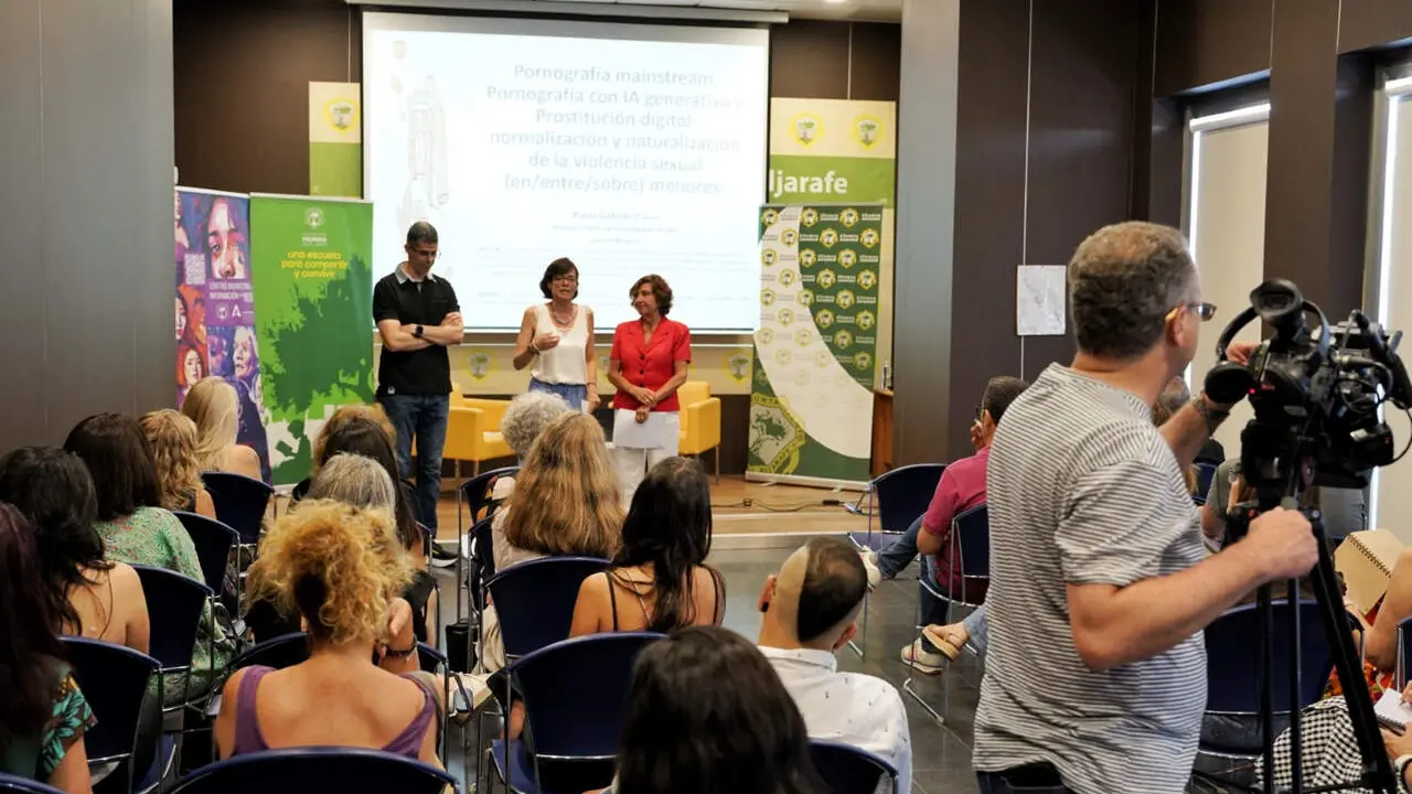 Charla en la Biblioteca Jos&eacute; Saramago.| AYTO MAIRENA