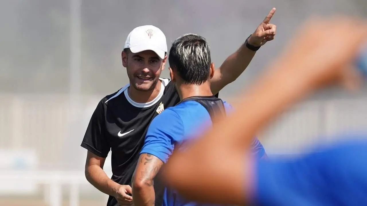 Justo, en su etapa como t&eacute;cnico rojiblanco - Algeciras CF