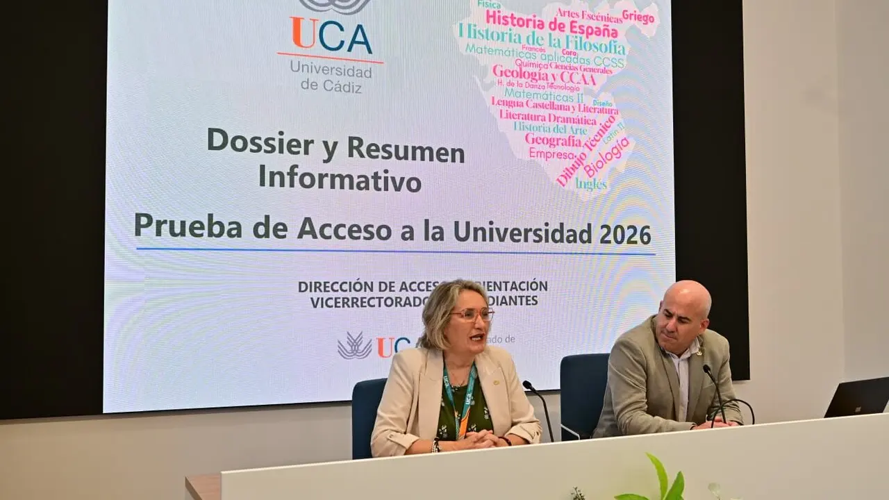 Nuria Campos y Alejandro P&eacute;rez Pe&ntilde;a, durante su intervenci&oacute;n. / Eulogio Garc&iacute;a