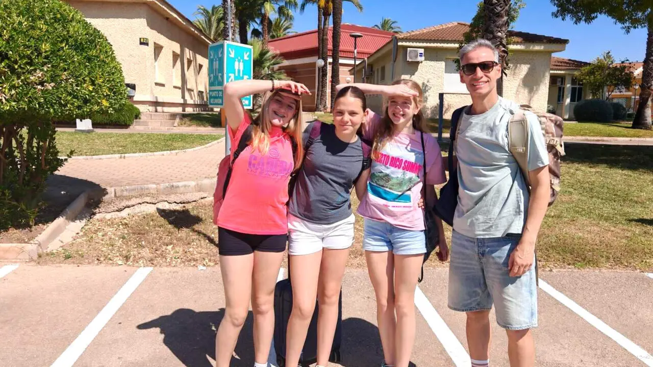 Cristina Zamora Garc&iacute;a, Claudia Serrano Luque y Sof&iacute;a Toro Yaroshchuk, acompa&ntilde;adas por el dinamizador juvenil, Jorge Jim&eacute;nez.