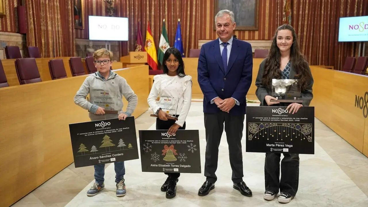 Imagen del alcalde de Sevilla, Jos&eacute; Luis Sanz, junto a los ganadores de la pasada edici&oacute;n del Concurso Infantil de iluminaci&oacute;n navide&ntilde;a |&nbsp;AYTO DE SEVILLA