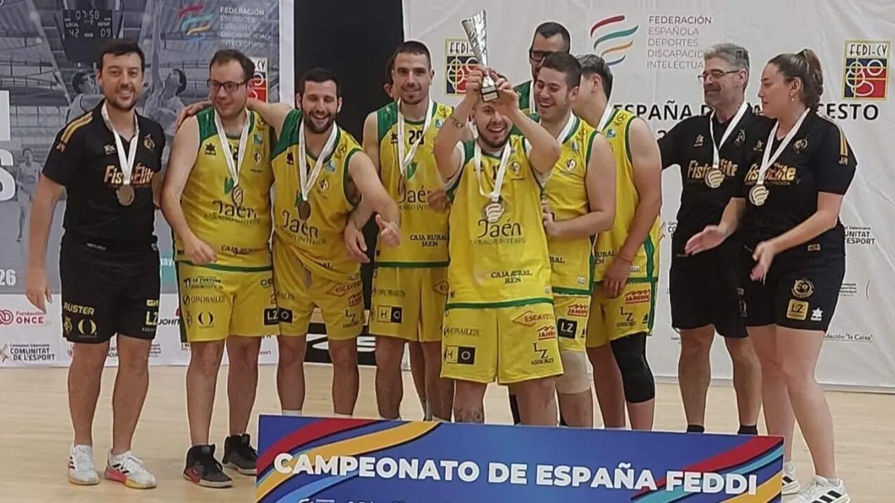 Los jugadores del equipo masculino festejan el segundo puesto logrado en Valencia. - Foto: Aprompsi