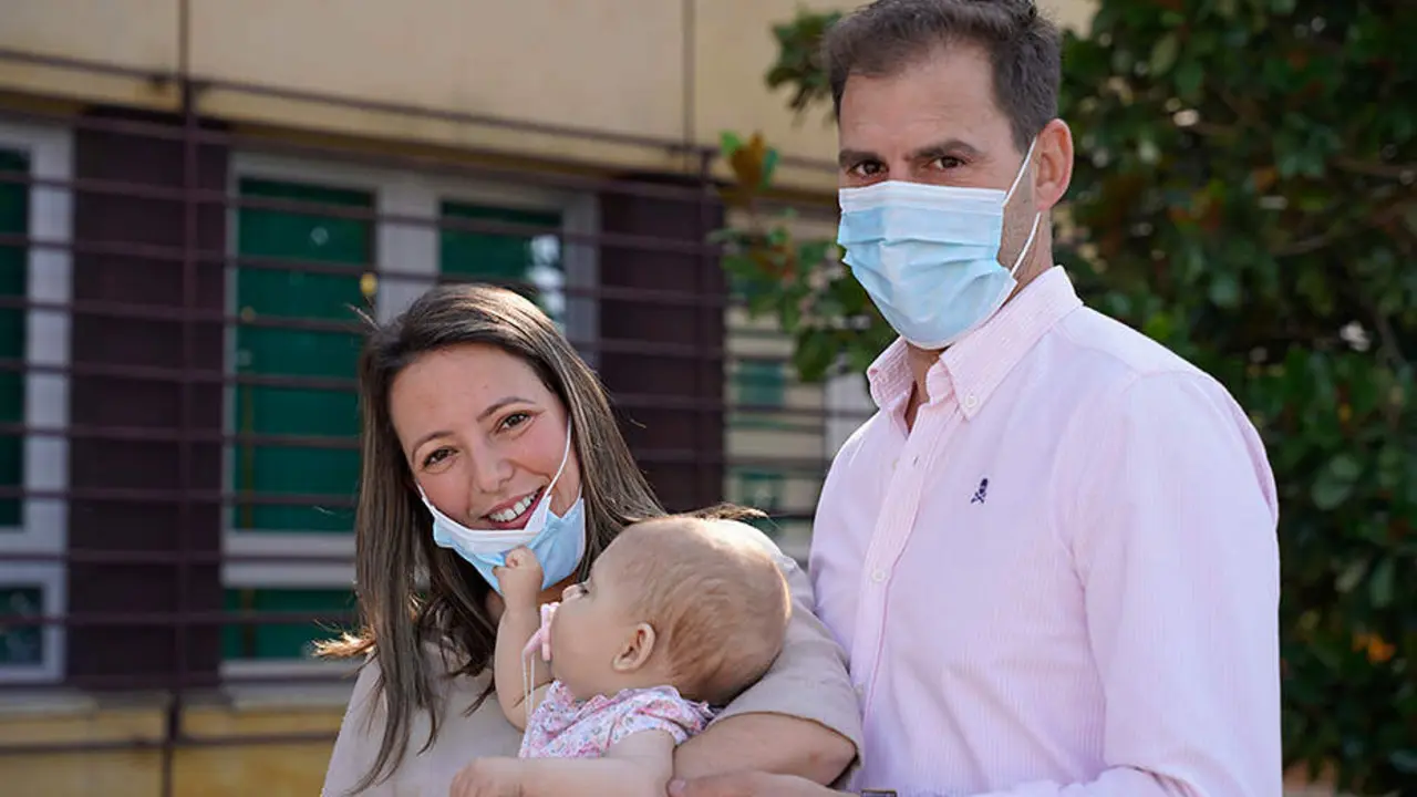 Jessica y Juan Luis posan con su hija Greta, la beb&eacute; protagonista de un hist&oacute;rico trasplante de coraz&oacute;n. | Junta de Andaluc&iacute;a