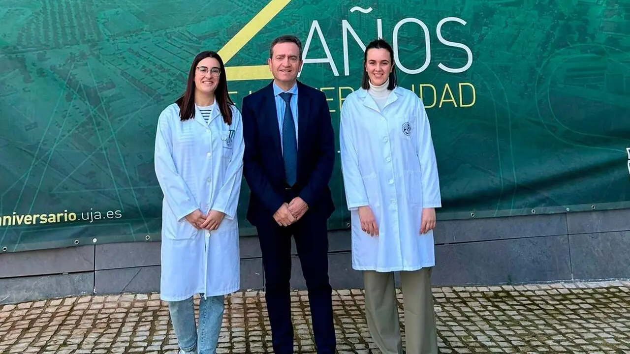 El responsable del proyecto, Ruperto Bermejo (c), junto a las investigadoras Mar&iacute;a del Carmen Murillo y Mar&iacute;a del Carmen Hurtado. - Foto: UJA