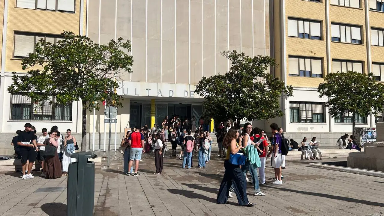 Estudiantes tras el primer examen en la facultad de Medicina.