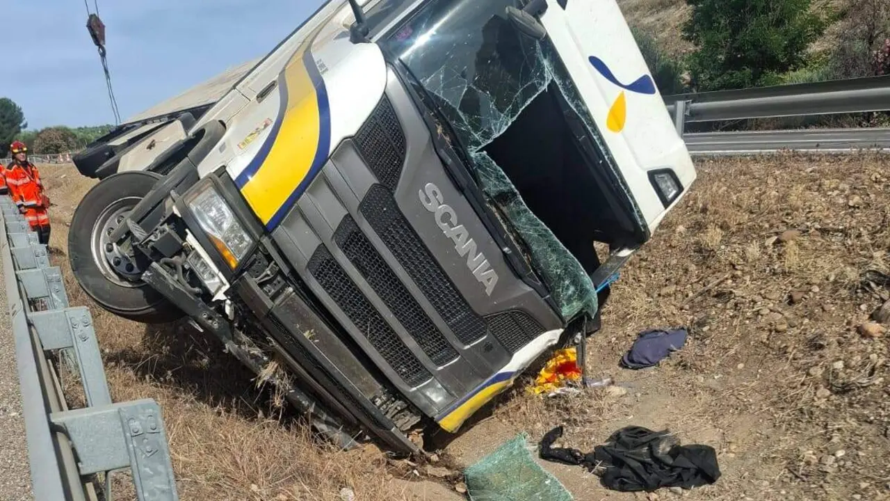Imagen del cami&oacute;n accidentado. - Foto: Bomberos de And&uacute;jar