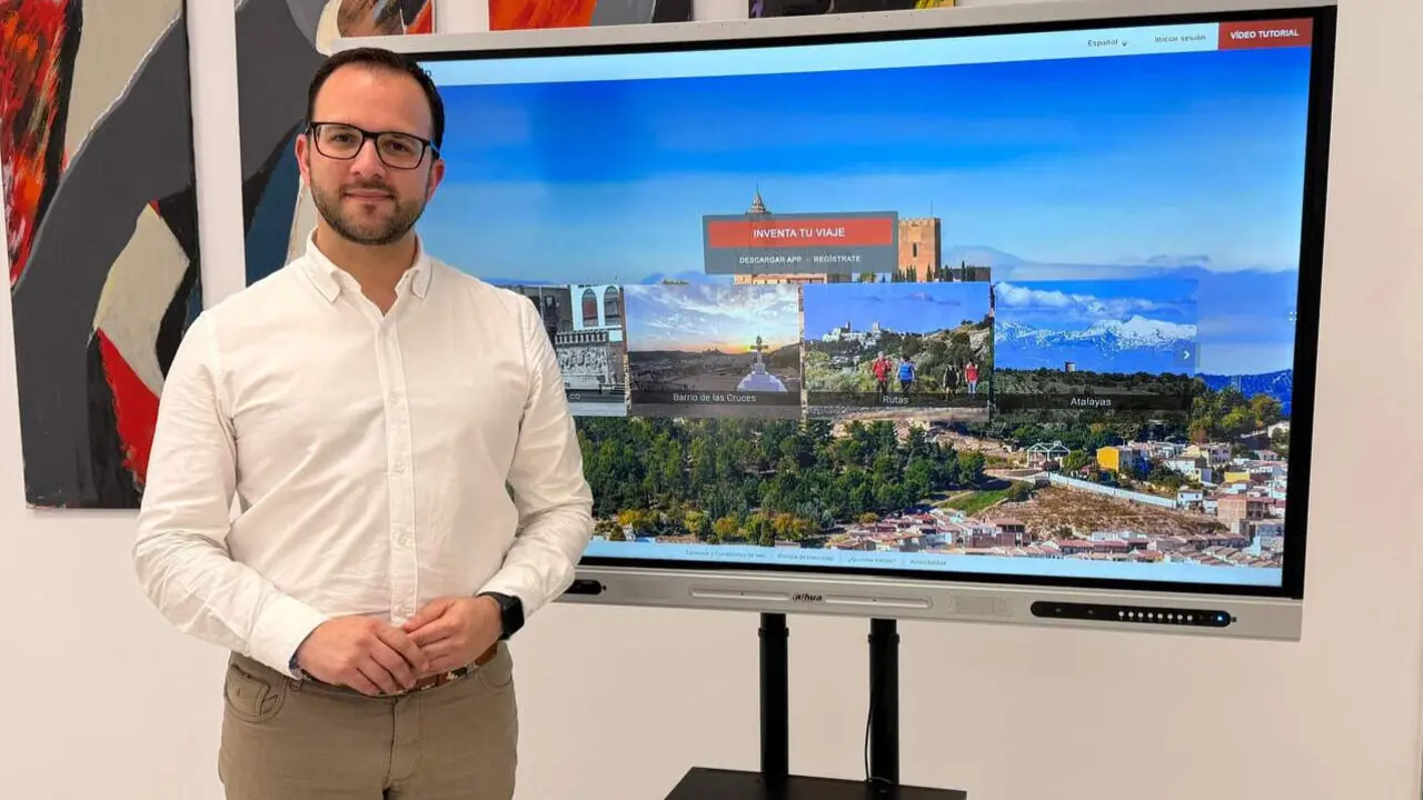 El concejal de Turismo, Juan Manuel Marchal, presenta la nueva herramienta.