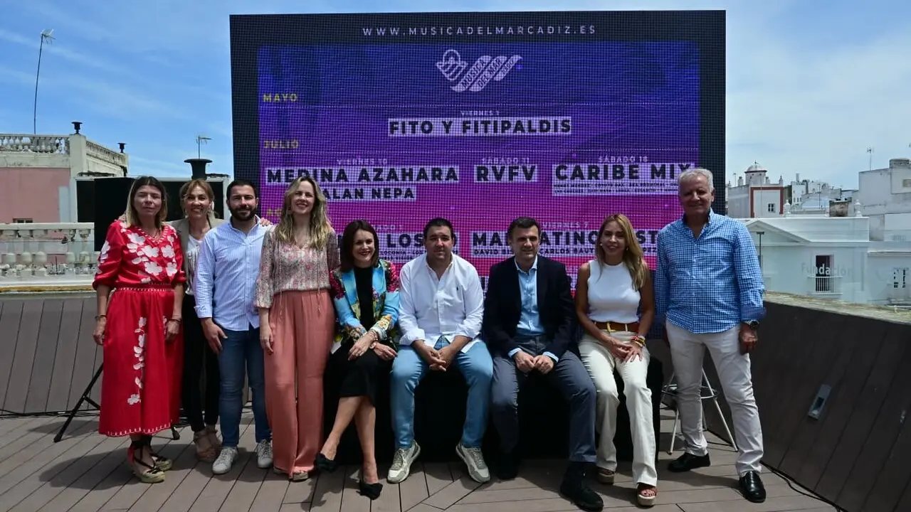 Foto de familia de las autoridades en la presentaci&oacute;n del ciclo. / Eulogio Garc&iacute;a