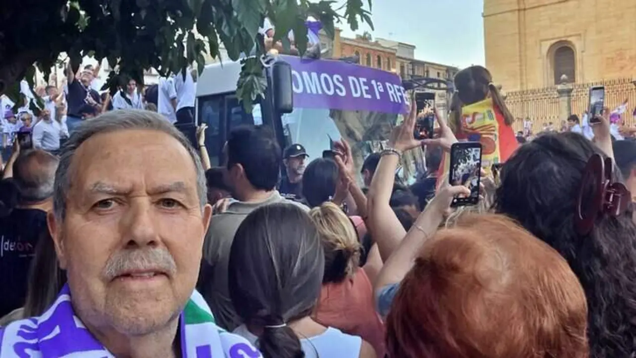 El presidente Antonio Mu&ntilde;oz, en la r&uacute;a del Real Ja&eacute;n con motivo del ascenso a Primera Federaci&oacute;n.