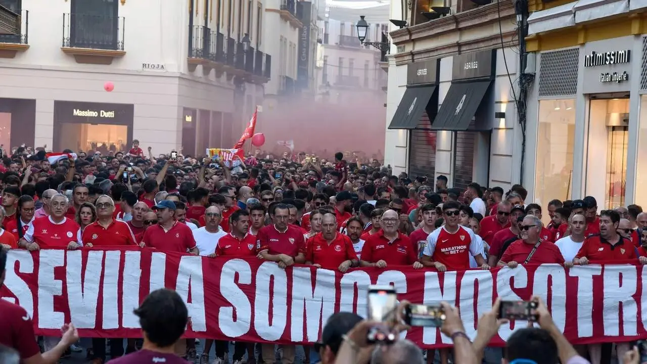 Manifestaci&oacute;n de aficionados sevillistas en contra de la directiva. | AU