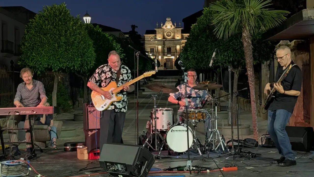 El Carolina Blues llena de m&uacute;sica la calle Jardines.