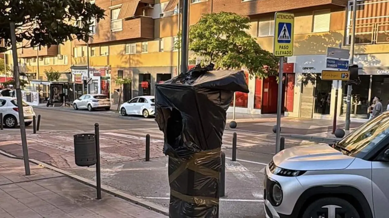 Instalaci&oacute;n de parqu&iacute;metros en el Bulevar. - Foto: Expansi&oacute;n Norte.