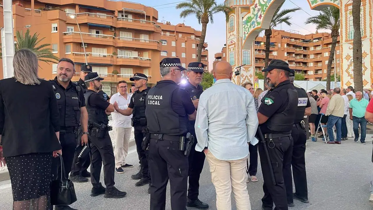 Agentes de la Polic&iacute;a Local, ayer antes del encendido del alumbrado extraordinario de Feria./NICO