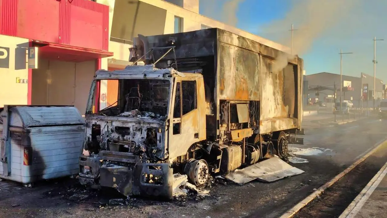 El veh&iacute;culo calcinado en Ja&eacute;n. - Foto: Ayuntamiento de Ja&eacute;n
