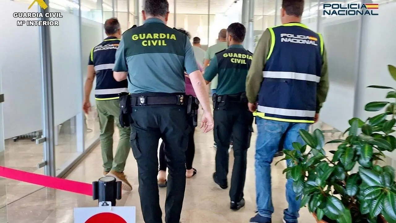 Agentes de la Guardia Civil y de la Polic&iacute;a Nacional. | Europa Press.