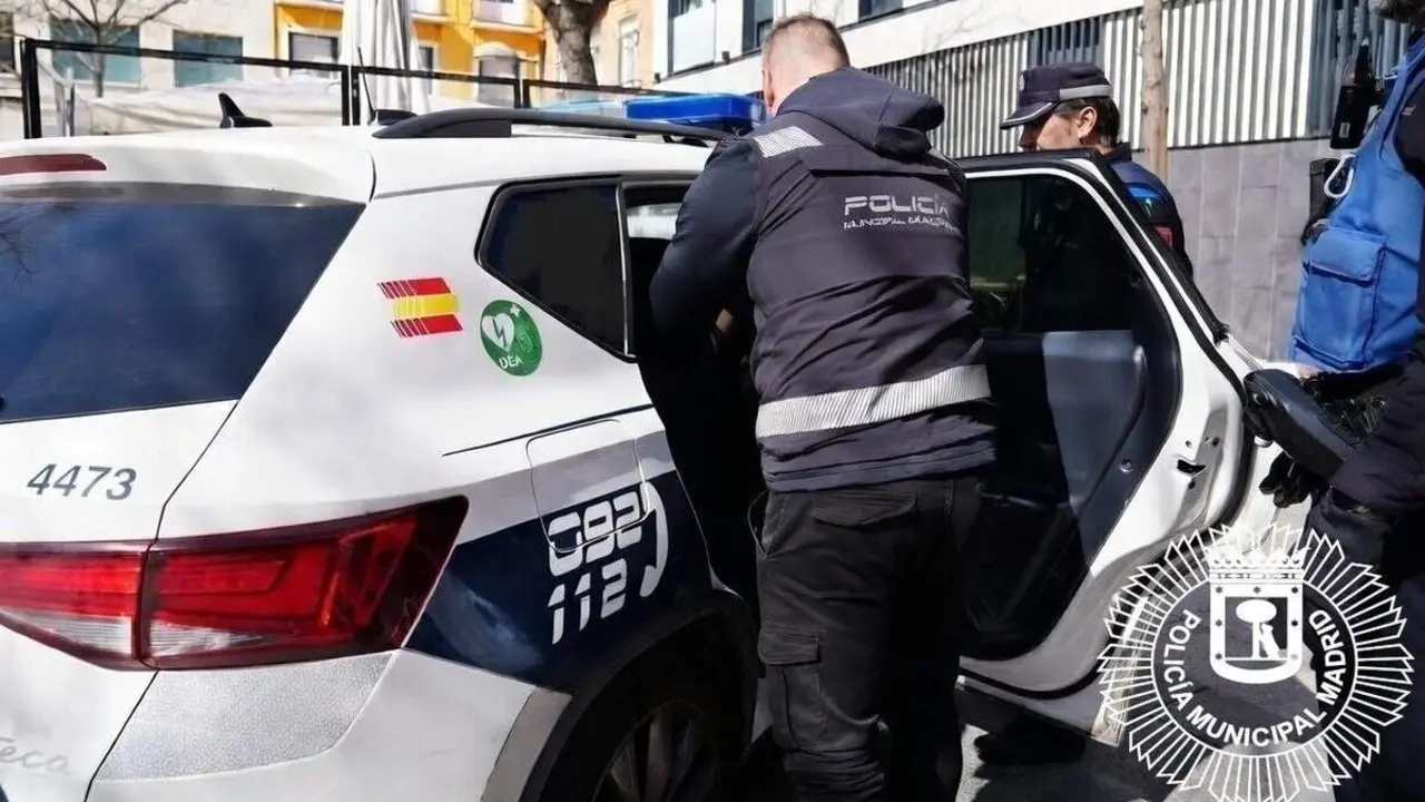 Agentes de la Polic&iacute;a Municipal de Madrid junto a un coche patrulla. | Europa Press.