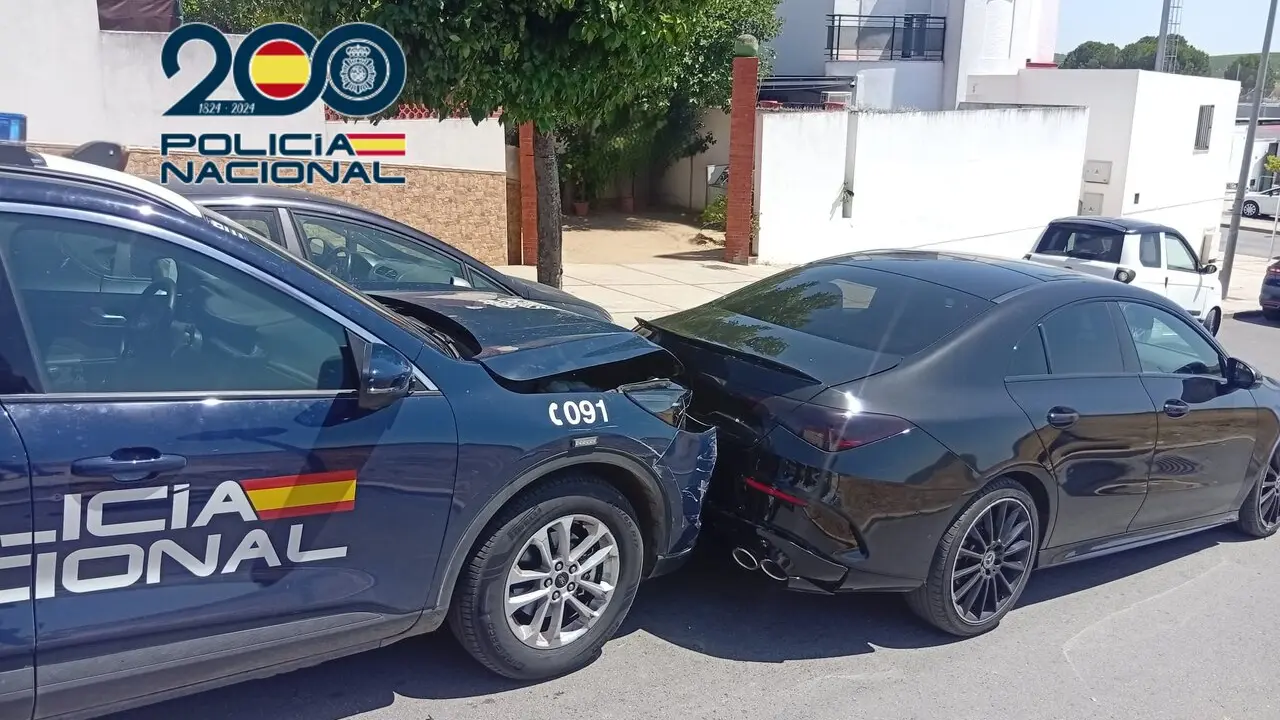 El veh&iacute;culo interceptado tras colisionar con el coche patrulla de la Polic&iacute;a Nacional. | Polic&iacute;a Nacional.