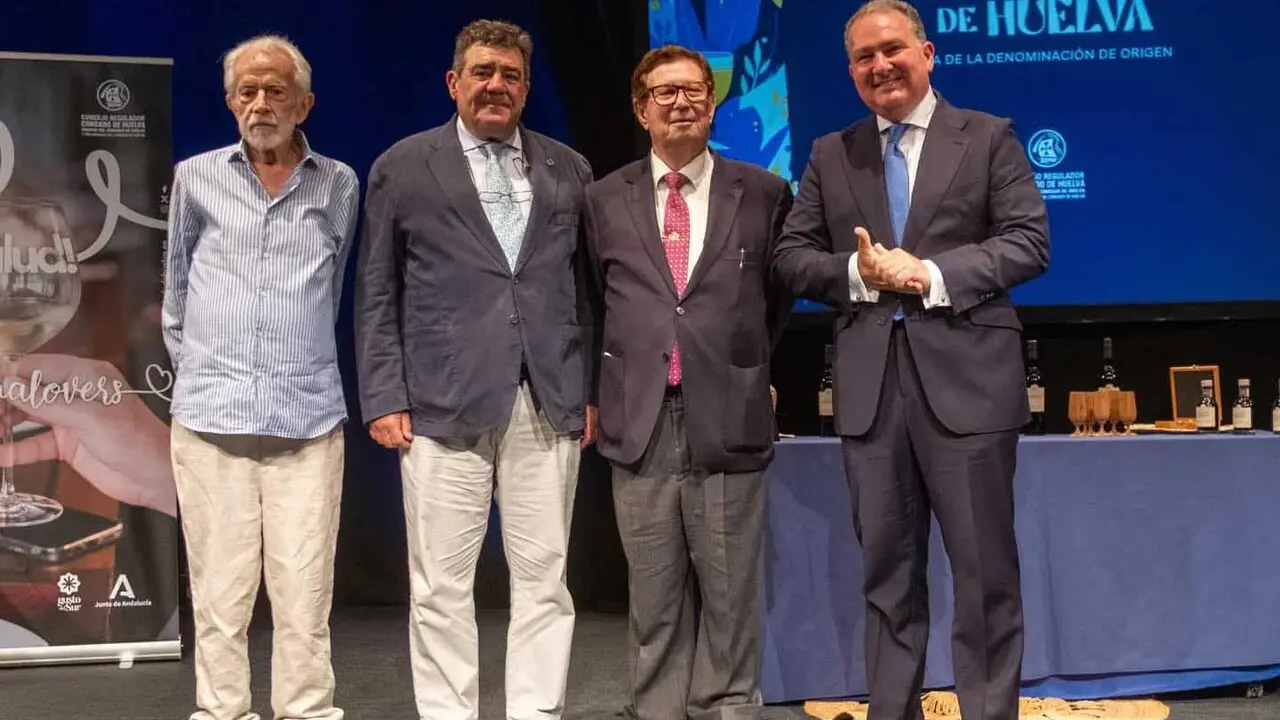 Jaime de Vicente, Jos&eacute; Antonio Raposo y la Diputaci&oacute;n Provincial de Huelva han sido los galardonados en el 94&ordm; aniversario de la DOP Condado de Huelva. | DOP Condado de Huelva.