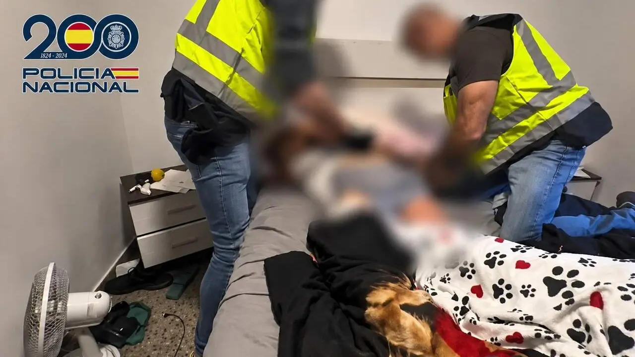 Agentes de la Polic&iacute;a Nacional durante la intervenci&oacute;n. | Europa Press.