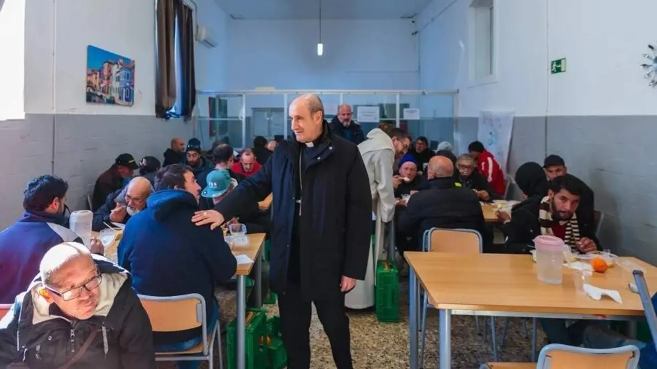 El obispo de C&oacute;rdoba durante una visita al comedor social de Prolibertas. | Europa Press.
