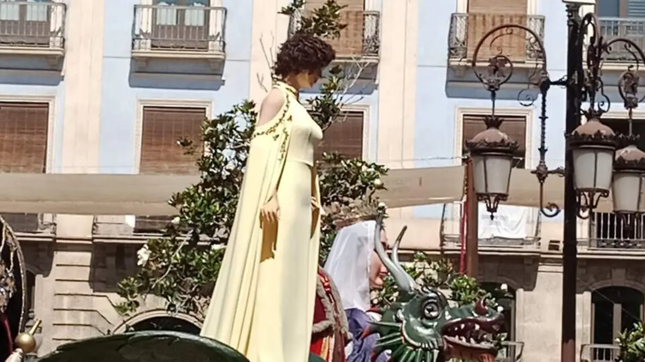 La Tarasca desfila por las calles de Granada sobre un drag&oacute;n. | Europa Press.