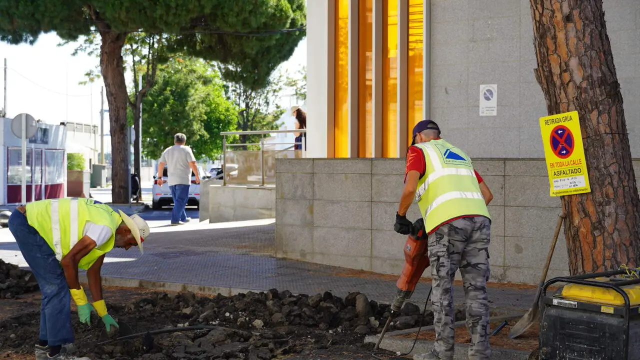 Comienzan los trabajos previos para el asfaltado de la calle &Aacute;nfora en Punta. | A.P.U.