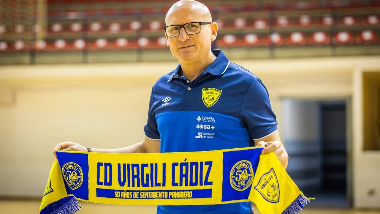 Jes&uacute;s Azurmendi, en su presentaci&oacute;n como entrenador del Virgili. | CD Virgili C&aacute;diz.