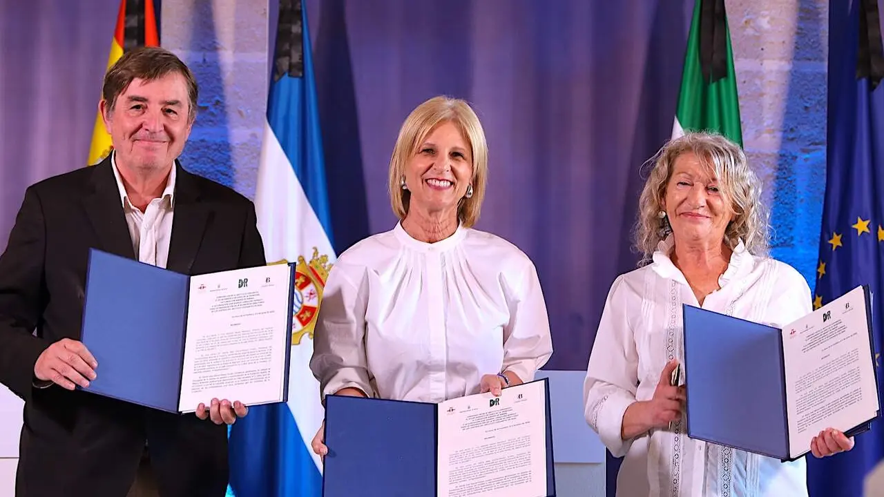 Mar&iacute;a Jos&eacute; Garc&iacute;a-Pelayo, con Luis Garc&iacute;a Montero y Julia Caballero. | Viva Jerez.