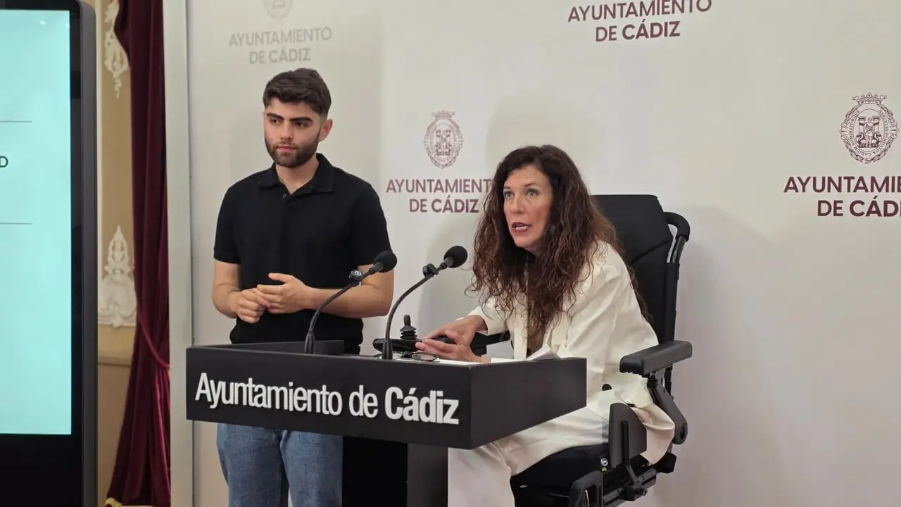 La concejala Nuria &Aacute;lvarez, durante su intervenci&oacute;n junto a Alejandro Hern&aacute;ndez, de Infinia Ingenieros. / Mar&iacute;a Palacios