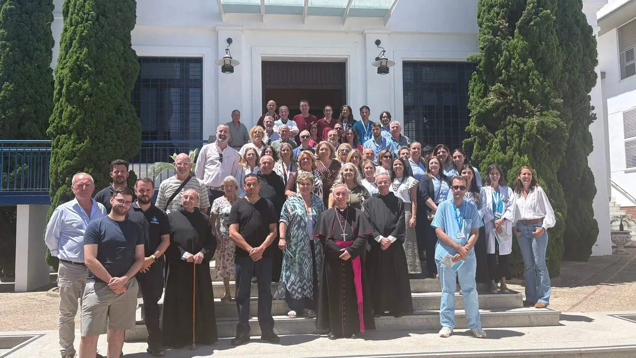 Foto de familia de los asistentes a la ceremonia en el Santuario de San Juan Grande. |  Viva