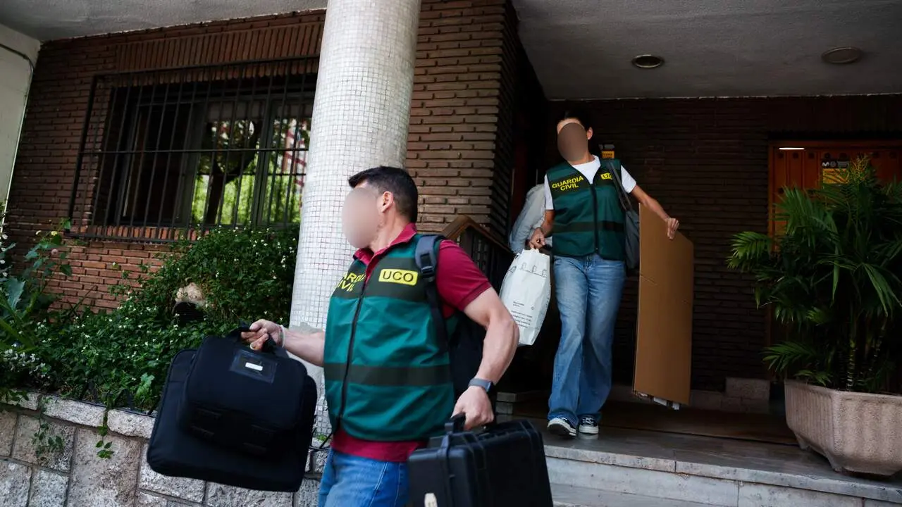 Agentes de la Unidad Central Operativa (UCO) de la Guardia Civil acceden al domicilio del exvicepresidente de la Junta de Andalucía, Gaspar Zarrías - Europa Press