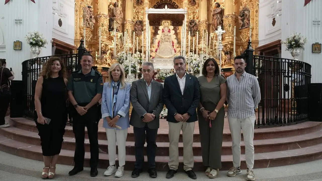 Autoridades visitan a la Virgen del Roc&iacute;o tras realizar el balance de la romer&iacute;a 2026. | Ayto. de Almonte.