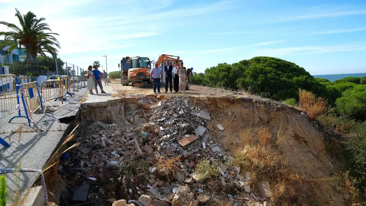 El Ayuntamiento de Moguer inicia la reparaci&oacute;n del socav&oacute;n de la calle Isla del Gallo de Mazag&oacute;n. | Ayto. Moguer.