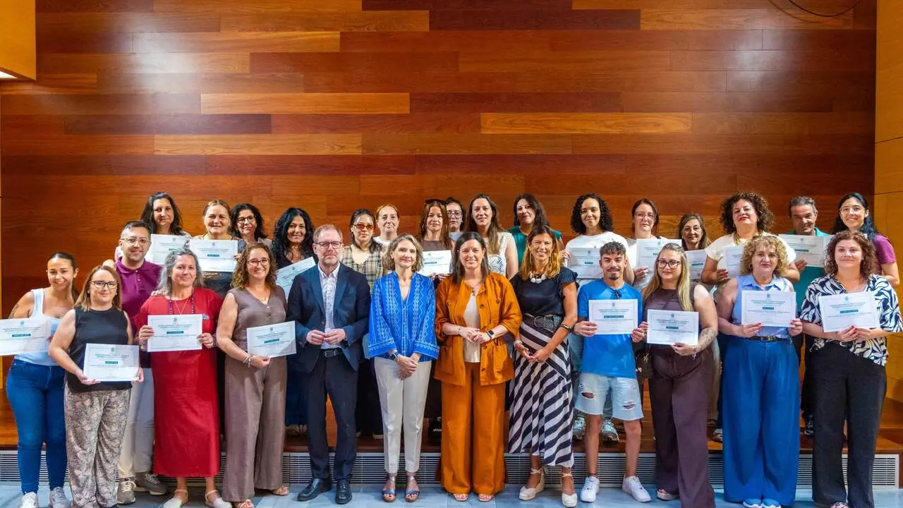 Foto de familia tras la clausura de un nuevo curso. | Ayuntamiento