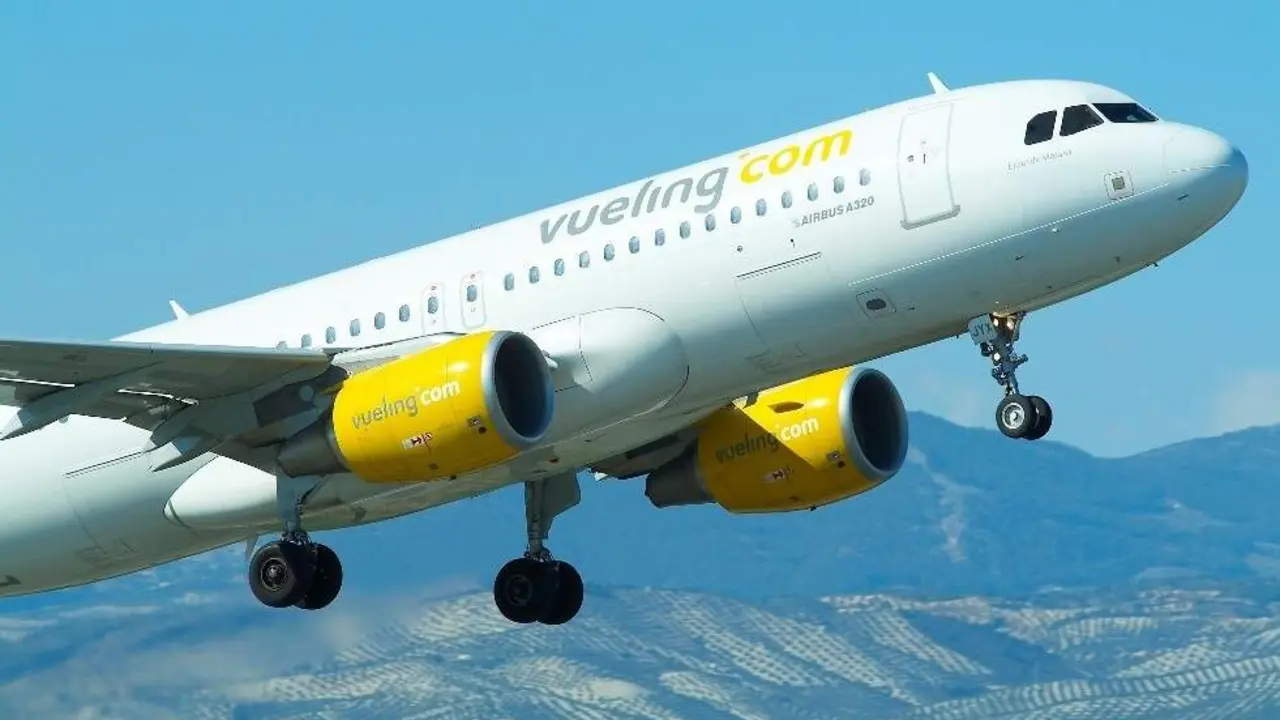 Un avi&oacute;n de Vueling en una imagen de archivo | Vueling